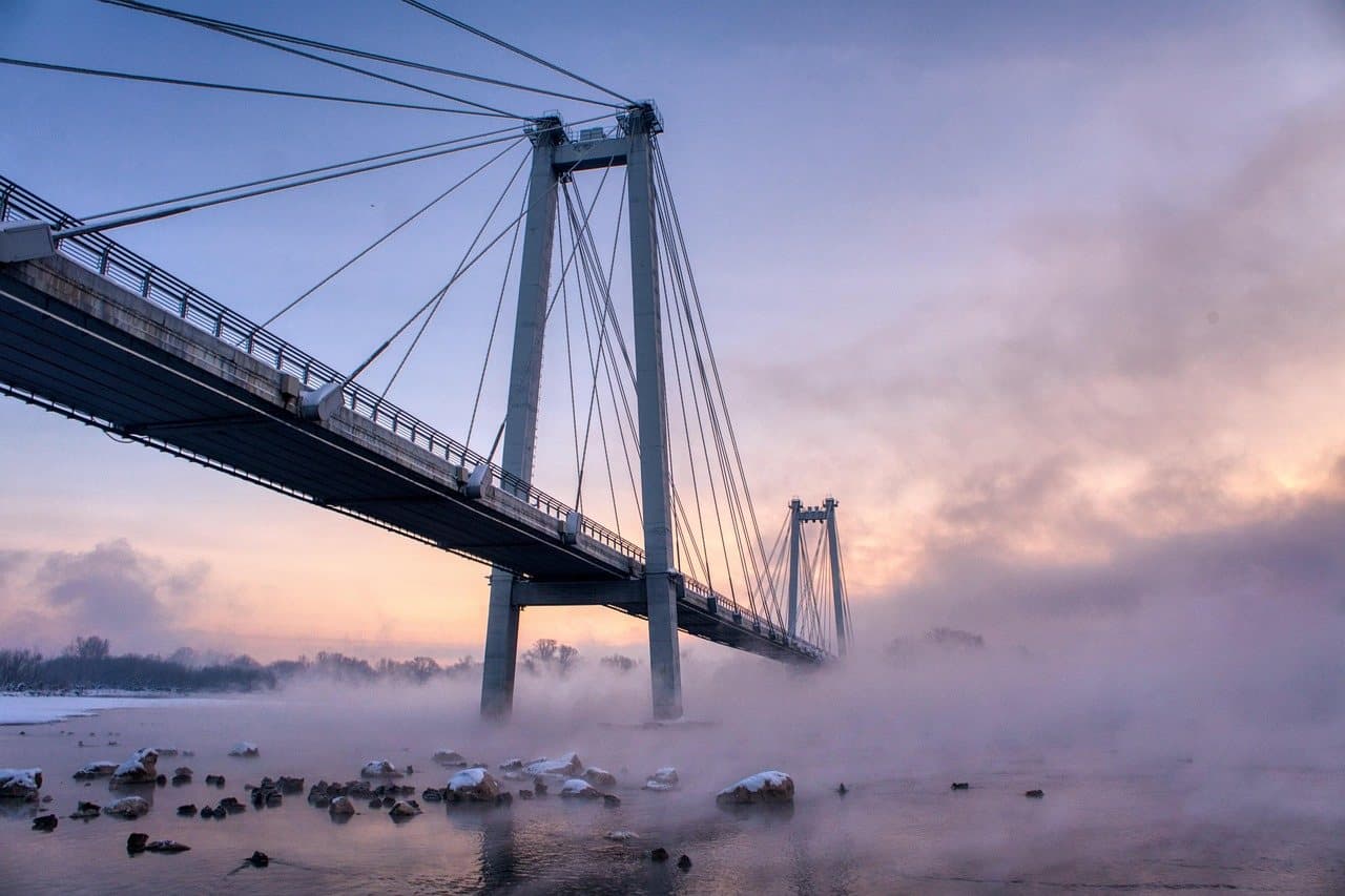 Вантовый мост через Енисей в Красноярске морозным утром